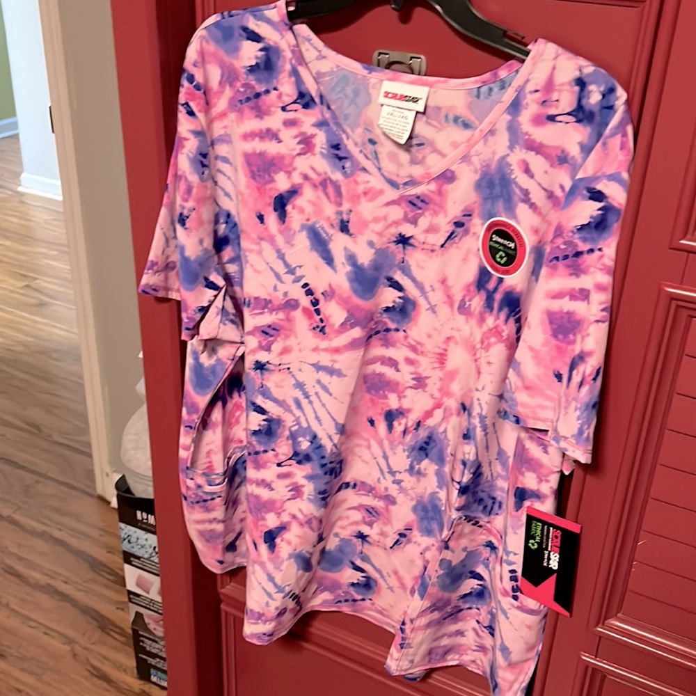 Size 3xl multicolor scrub top